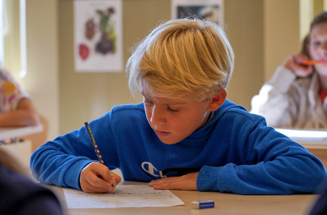 스웨덴 학교들이 태블릿 등 디지털 기기에서 벗어나 종이책과 손글씨 등 전통적인 교육 방식으로 돌아가고 있다. 사진=연합뉴스