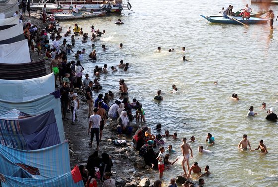 폭염에 시달리는 이집트인들이 지난 4일 이집트 칼류비아주 엘카나테르 엘카이레야 부근의 나일강에서 수영하고 있다. 로이터=연합뉴스