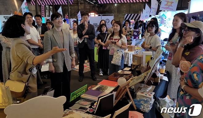 (서울=뉴스1) = 장미란 문화체육관광부 제2차관이 9일 부산 영도구 물양장 일대에서 열린 2023 문화도시 박람회 & 국제학술대회를 찾아 부스를 둘러보고 있다. (문화체육관광부 제공) 2023.9.9/뉴스1 Copyright (C) 뉴스1. All rights reserved. 무단 전재 및 재배포 금지.