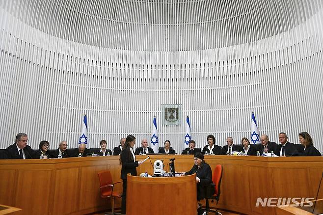 [AP/뉴시스] 이스라엘 대법원이 12일 7월 극우 연정이 의회통과시킨 대법원의 정부결정 취소권의 폐지법에 대한 '위헌' 심의 청문절차를 시작했다. 판사 전원참석은 사상 최초라고 한다.