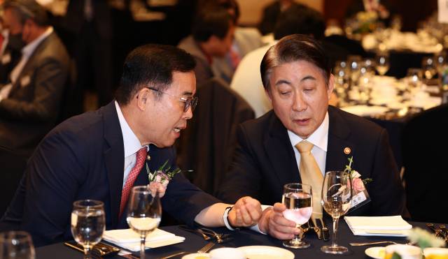 ▲이동관 방송통신위원장(오른쪽)과 국민의힘 소속 박성중 국회 과학기술정보방송통신위원회 간사가 11일 서울 중구 롯데호텔에서 열린 2023 방송통신위원회 방송대상 시상식에서 대화하고 있다. ⓒ연합뉴스