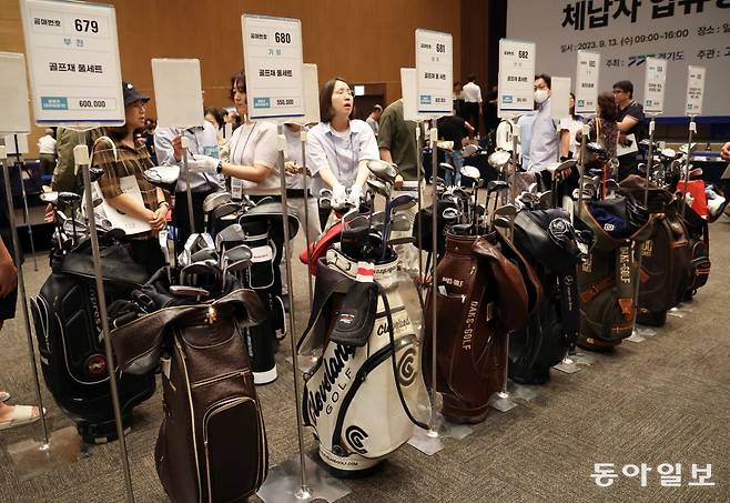 3일 오전 경기 고양시 킨텍스 제1전시장에서 열린 ‘2023 경기도 지방세 체납자 압류동산 공매’를 찾은 시민들이 공매 물품들으로 나온 골프채를 살펴보고 있다.고양=최혁중 기자 sajinman@donga.com