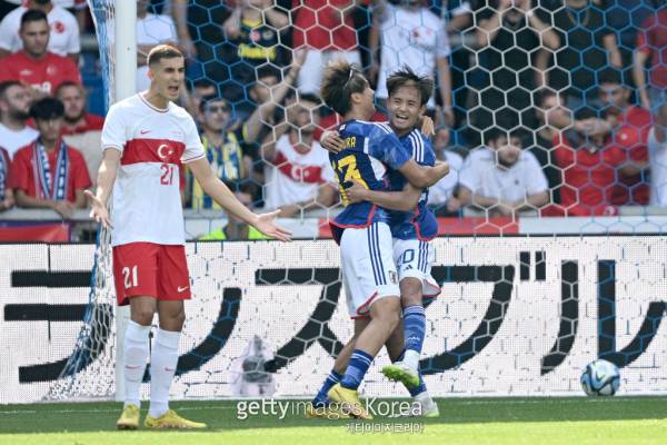 일본 축구대표팀 선수들이 12일 튀르키예와의 A매치 평가전에서 골을 넣은 뒤 기뻐하고 있다. 사진=게티이미지