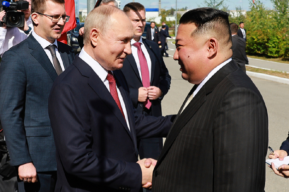 13일(현지시간) 오후 러시아 극동 아무르주에 위치한 보스토치니 우주기지에서 김정은 북한 국무위원장(오른쪽)과 블라디미르 푸틴 러시아 대통령이 만나 악수하고 있다. [사진=AP/뉴시스]