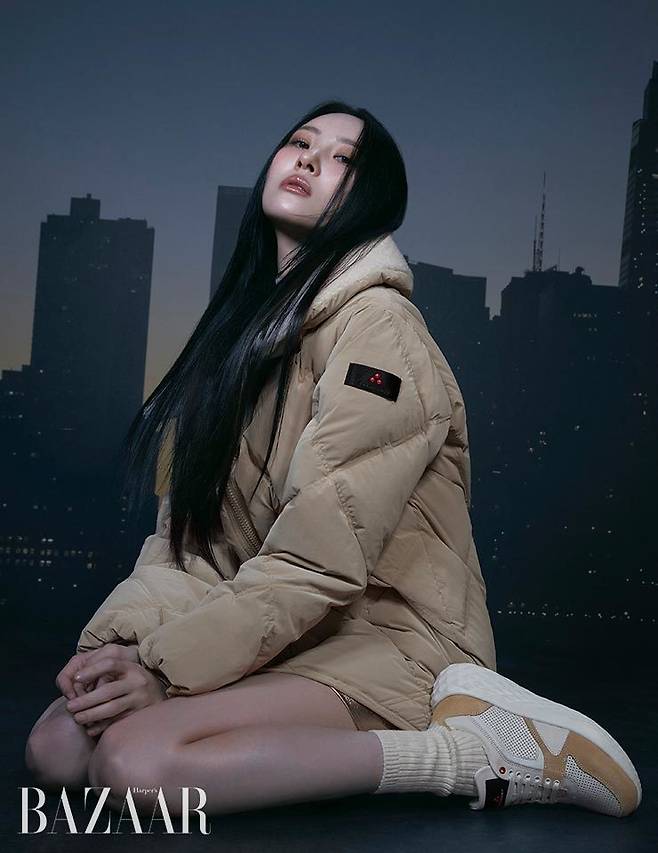 Sunmi, who shows her new charm through her pictorials every season, expressed her cooler and more sophisticated side in this 2023 F/W season.In addition to outdoor activities, this photo shows the advantages of outerwear that can be enjoyed in everyday life.Sunmi, who is always attracting attention as an excellent fashion sense, is the back door of the film where she showed off her perfect outfit and impressed the staff on the spot.On the other hand, Sunmis pictures and videos can be found on the Harpers Bazaar online homepage and SNS.