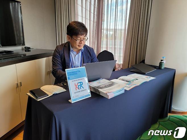 이홍수 키프라임리서치 운영책임자가 기업소개 자료를 살펴보고 있다. 20230914 뉴스1 ⓒ News1 황진중 기자