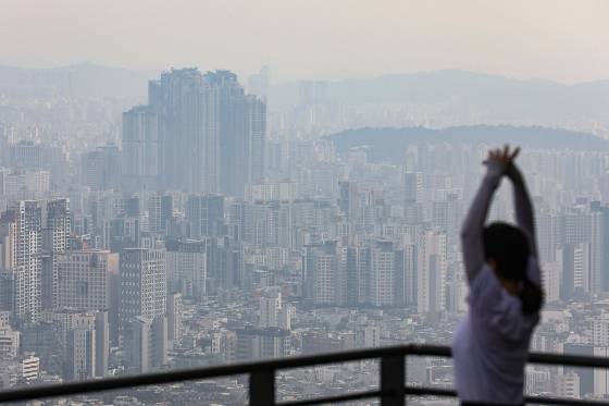 14일 부동산 정보제공 업체 '경제만랩'이 국토교통부 실거래가 공개시스템을 살펴본 결과 올해 서울 아파트 10억 이상 거래가 10건 중 4건가량으로 국토교통부가 통계를 작성한 이래 역대 최고를 기록한 것으로 드러났다. 특히 서초 지역의 경우 아파트 매매거래 10건 중 9건이 10억원 이상 거래로 집계되며 그 비중이 89.3%를 넘겼다./사진=뉴시스