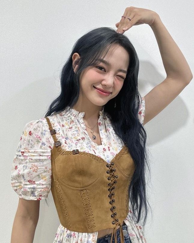 Singer and actress Kim Se-jeong revealed her fan heart for IU.Kim Se-jeong appeared as a guest on KBS CoolFM  ⁇  Park Myeong-sus Radio show on the 15th.Kim Se-jeong, who came back as a singer from an actor, said, I miss Song when I perform, and I miss acting when I sing.Park Myeong-su said, So I ran to Barefoot in the Park on the stage. In the old days, Lee Eun-mi and Yoon Bok-hee ran to Barefoot in the Park.Kim Se-jeong played Barefoot in the Park for the first week because Barefoot in the Park seemed to fit well with the Top or Cliff theme.In the second week, I did not know if I wore shoes well.On this day, Kim Se-jeong said that he had been in the top three stars who seemed to be doing well, and said that he had remodeled A Month in the Country house where his mother was staying.Park Myeong-su asked, Song, which is the representative song of  ⁇   ⁇   ⁇   ⁇   ⁇ , is also a song made for my mother. Kim Se-jeong replied, When I wrote a letter to my mother in the past, I read it and Zico wrote it on the spot.Kim Se-jeong also said that he could not get out of the 101st production of Mnet.He said, I was strangely confident at the time, and there was a sense of pride that we would make our debut with our friends rather than going out on the program because we were already planning to make a debut with our friends inside the company.Then he said, I think it looked better in the eyes of the PD. So he took me. I later saw that I was working hard and I thought that I was glad to bring the PD.Kim Se-jeong said, I am good at saving money, but I do not think it is a good idea to manage my account so that I can make money. He also said, The number of bankbooks is increasing.I do not know how to spend money, so I do not have much consumption. Kim Se-jeong also expressed her love for IU, saying,  ⁇ IU is so cool.  ⁇ IU is one of the people who grew up listening to the song because you are so good at it.  ⁇  She said,  ⁇ I have no choice but to like it. ⁇  She revealed that she is a role model.Kim Se-jeong, who appeared in the IUs palette earlier, said, I had about 10 seconds of eye contact time, and when I first started singing, my tears were pouring out.Park Myeong-su called IU Yang a while ago and said, I did not have anything to say. I did not know how to get it, so I told you that you do not have to send a gift every time you go to Chuseok.I was surprised to receive my phone call kindly. I was so embarrassed to receive it directly. IU is so nice.