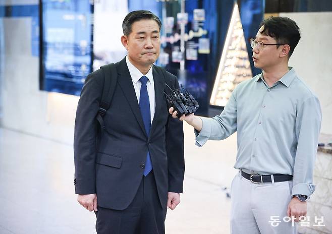 15일 신원식 국방부 장관 후보자가 두 주먹을 쥔 채 취재진 질문에 답하고 있다. 박형기 기자 oneshot@donga.com