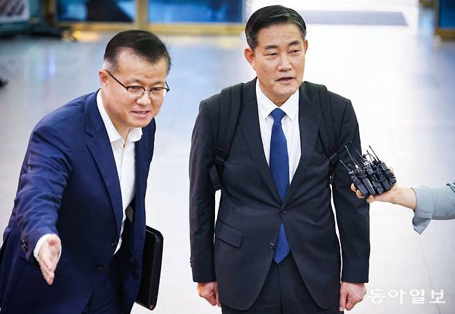 15일 신원식 국방부 장관 후보자가 전임 대통령 관련해 논란이 됐던 과거 발언에 관한 질문이 들어오자 보좌관의 안내를 받으며 사무실로 향하고 있다. 박형기 기자 oneshot@donga.com