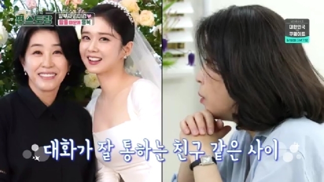 Actress Kim Mi-kyung has stepped out to show off her daughter.On KBS 2TV Stars Top Recipe at Fun-Staurant broadcasted on the 15th, Myung Se-bin invited his respected senior Kim Mi-kyung to present a full-fledged dress.On this day, Myung Se-bin prepared a lot of dishes such as gondola rice, barley gulbi, preferential ribs, and makgeolli bossam for Kim Mi-kyung.While enjoying a meal and talking about Doran Doran, Myung Se-bin recalled the drama The Doctor Cha Jung Sook, in which the two appeared together.Myung Se-bin, who was the representative of South Koreas first love, played the role of Home Sweet Hell Choi Seung-hee through The Doctor Cha Jeong Sook.In response, Myung Se-bin said, I was really nervous because it was a new character, adding, The character Seung-hee was a bit difficult. She was very foxy and had to express various emotions.It was a little strange because I played Home Sweet Hell for the first time. The bishop told me to act chic, but there are many emotions in it.I was worried about how to express it, and I went to see my seniors. Kim Mi-kyung told me that he asked for advice.Kim Mi-kyung said, I watched the elevator god that we read together for the first time, and I was thrilled with what I was doing. Myung Se-bin said, So you gave me a letter at that time.It was natural, I did well, he said. How relieved I was.When Myung Se-bin said, All the top actresses in Korea were with you, Kim Mi-kyung nodded, saying, I really have a lot of daughters.Kim Mi-kyung is a daughter-in-law who has become a national mother by watching actors Kim Tae-hee, Kim Hee-sun, Jang Na-ra, Park Shin Hye-ji and Park Min-young.Kim Mi-kyung said, I bumped into (Park) Shin Hye-ji earlier in the day and she was my daughter in a drama called Inheritors, and from then on, its mom and daughter: Mom!He said, After the drama is over, it is not easy to continue the relationship. However, after a very long time, there are still a few friends who still have a kite.When I talk to Jang Na-ra, the age difference between me and her is so deep that I feel like Im an 80-year-old woman when Im about the same age as my mother and daughter, he explained.Kim Mi-kyung said, Where are you now?So I said, Its a house. After a while, I pressed the bell and said, Surprise! Our Husband said, What is this goblin? Kim Mi-kyung said, Some kids say Dad to our Husband. And I have a daughter. My daughter has so many beautiful sisters. My daughter loves her, too.