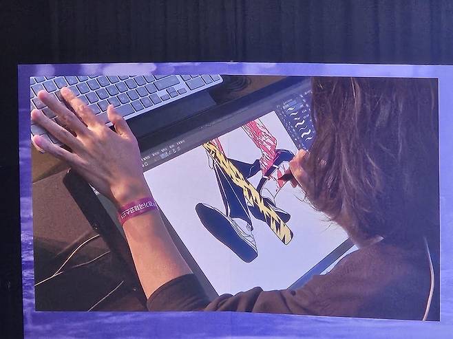 웹툰 작업 과정을 시연하는 오세형 작가 (부천=연합뉴스) 김경윤 기자 = 웹툰 작가 오세형이 15일 경기 부천 한국만화박물관에서 열린 '와콤과 함께하는 웹툰 세미나'에 참석해 작업 과정을 시연하고 있다. 2023.9.15 heeva@yna.co.kr