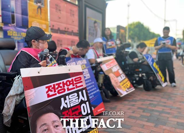 수미 씨는 퇴근길 버스 타기 선전전을 하기 위해 다시 혜화역에 왔다. /조소현 기자