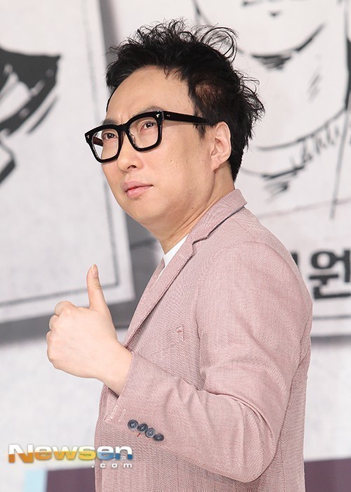 Park Myeong-su talked about dieting.On September 16, KBS Cool FM Park Myeong-sus Radio show was a time to read the stories of listeners.One of the listeners on this day said, I guess I got fat. I do not fit any of the autumn clothes I wore last year. I do not want to throw it away.Park Myeong-su said, If you have a hard time, you will lose weight, but suddenly you can not break up with someone you are meeting well. You have to make a routine.He said, After 5 oclock and 6 oclock in the evening, I do not eat at all. I fast for 14 hours and walk for more than an hour. If I do this for a month, I lose 3 or 4 kilos.Do not overeat, do not overeat, keep fasting for 14 hours and 15 hours, and lose weight in a month. When I tried it, it really fell out.