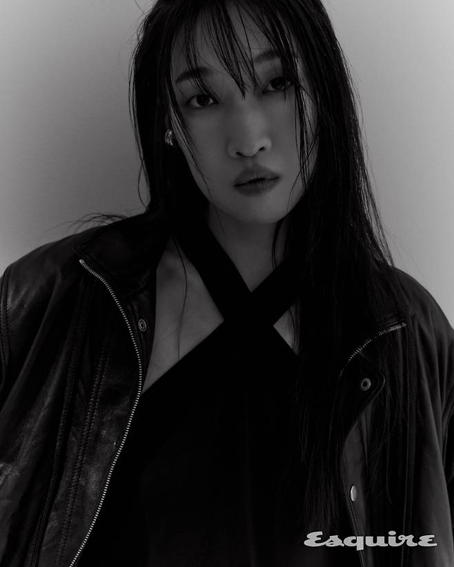 A black-and-white pictorial of Lee Han-byul, a newcomer who has drawn global attention as the first kim mo-mi role in the Netflix series Mask Girl (scripted and directed by Kim Yong-hoon), released on the 18th of last month, has been released.Lee Han-byeol in the pictorial released through ESQUIRE has added unique charm through his indulgent eyes and artistic pose as well as digestive power that encompasses various fashions.Lee Han-hee, who is in the public picture, radiates Jasins unique colors. The charisma that penetrates black and white, and the ambience that adds to the calm and weighty atmosphere, further enhances the emotions in black and white.I gazed at the camera with no expression and gave a dreamy atmosphere, and I filled the frame with a colorful figure boasting a free and sensual pose.Through these eyes, facial expressions, and poses that vary from picture to picture, I express my inner feelings and have completed a breathtaking picture with unique mystique.On the other hand, the new actor Lee Han-bums Mask Girl, which unravels Jasins narrative with only a pictorial cut in a sensual atmosphere, can be watched right now through Netflix, a global streaming service.