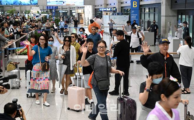중국인 단체 관광객들이 지난달 24일 오후 인천국제공항을 통해 입국하고 있다. (사진=이데일리 방인권 기자)
