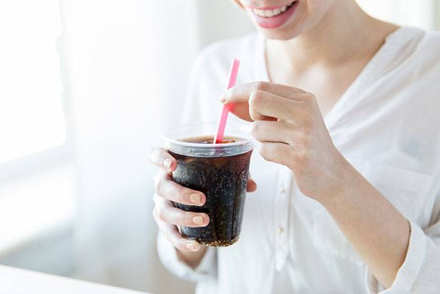 과식한 뒤 탄산음료를 마시는 습관은 식도와 위를 연결하는 괄약근의 기능을 약화시켜 위산이 식도를 역류하게 하므로 좋지 않다./사진=클립아트코리아