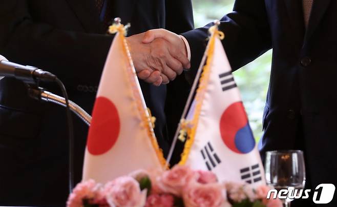 (서울=뉴스1) 이승배 기자 = 김윤 한일경제협회 회장과 사사키 미키오 일한경제협회 회장이 17일 오후 서울 중구 롯데호텔에서 열린 '제55회 한일경제인회의 한일공동기자회견'을 마치고 악수하고 있다. 한일 경제인들은 이번 회의를 통해 경제연계 확대, 상호교류 증진, 부산엑스포 유치·오사카엑스포 성공 개최를 위한 협력 방안 등을 논의했다. 2023.5.17/뉴스1 Copyright (C) 뉴스1. All rights reserved. 무단 전재 및 재배포 금지.