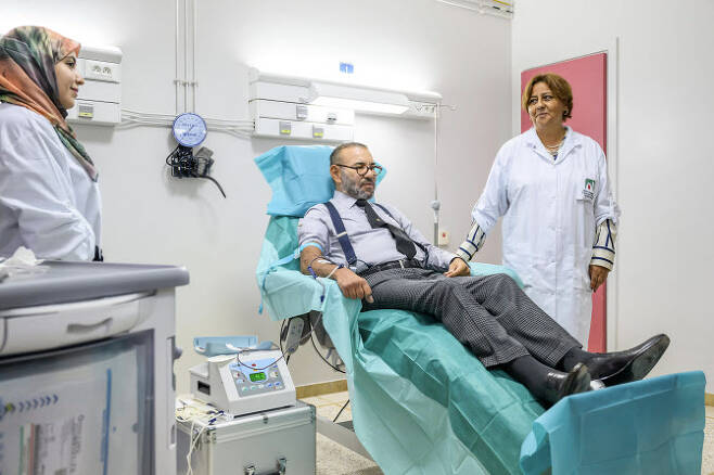 모하메드 6세 모로코 국왕이 지진 피해자를 위해 헌혈하고 있다.(사진=AFP)