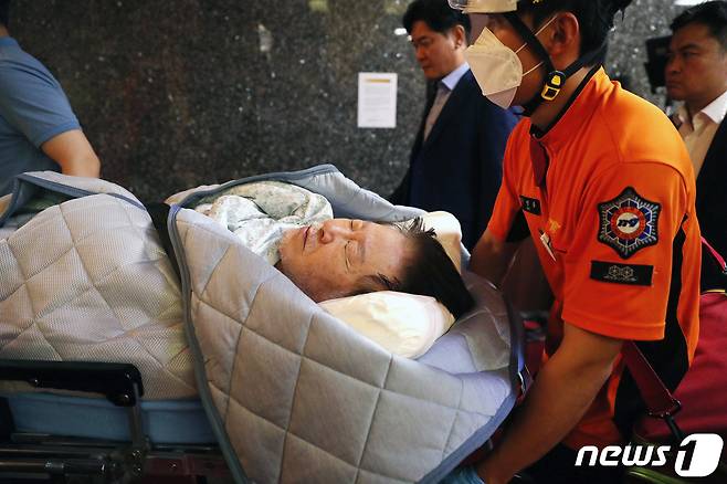 단식 19일차인 이재명 더불어민주당 대표가 18일 오전 서울 여의도 국회 당 대표실에서 119 구급대에 의해 병원으로 이송되고 있다. 2023.9.18/뉴스1 ⓒ News1 임세영 기자
