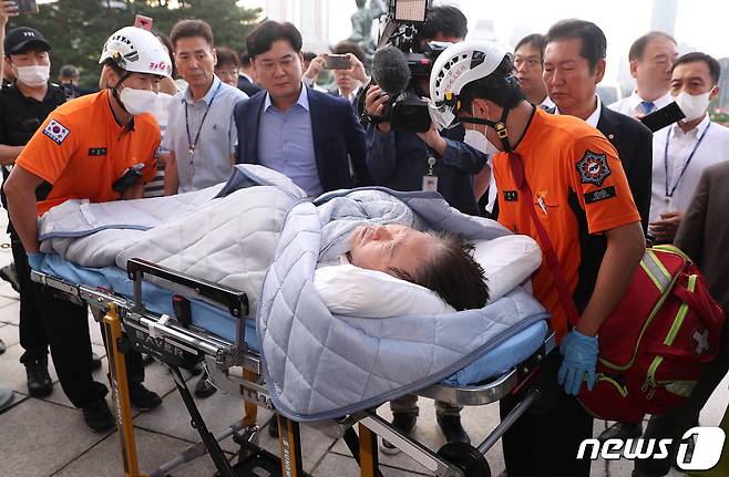 단식 19일차인 이재명 더불어민주당 대표가 18일 오전 서울 여의도 국회 당 대표실에서 119 구급대에 의해 병원으로 이송되고 있다. 2023.9.18/뉴스1 ⓒ News1 임세영 기자