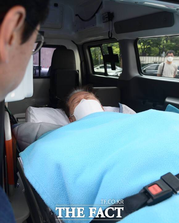무기한 단식을 벌이던 이재명 더불어민주당 대표가 건강 악화로 18일 오전 서울 여의도 성모병원 응급실에 긴급 이송, 치료를 위해 녹색병원으로 이동하고 있다. 대통령실의 국정 쇄신과 개각 등을 요구하며 단식에 들어간 지 19일 만이다. /이새롬 기자