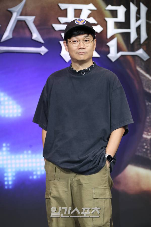 정종연 PD가 18일 오후 서울 중구 앰배서더 서울 풀만 호텔에서 열린 넷플릭스 예능 '데블스 플랜' 제작발표회에 참석해 포즈를 취하고 있다. '데블스 플랜'은 변호사, 의사, 과학 유튜버, 프로 게이머, 배우 등 다양한 직업군의 12인의 플레이어가 7일간 합숙하며 최고의 브레인을 가리는 두뇌 서바이벌 게임 예능으로 오는 26일 공개된다. 서병수 기자 qudtn@edaily.co.kr /2023.09.18/