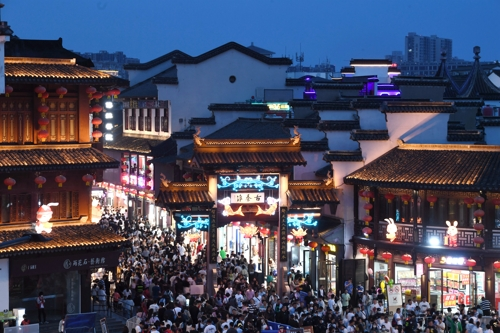 중국 노동절 연휴였던 지난 5월2일 장쑤성 난징시 공자사원 인근 거리를 관광객들이 가득 메우고 있다. 신화연합뉴스