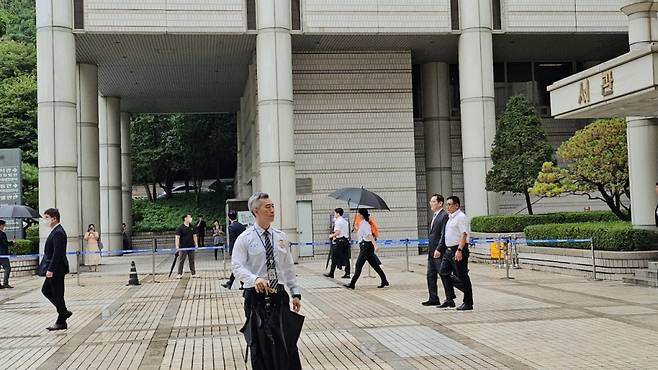 이재용 삼성전자 회장(사진 오른쪽 두번째)이 지난 15일 서울 서초동 서울중앙지방법원에서 삼성물산 합병관련 102차 공판의 오전 일정을 마치고 법원 경위들의 경호를 받으며 점심식사를 위해 외부로 이동하고 있다./사진=오동희 선임기자