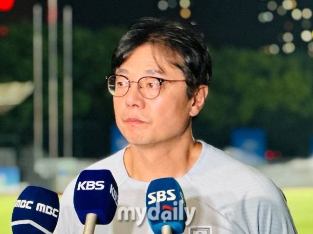 18일 훈련 전에 인터뷰를 하는 황선홍 감독/최병진 기자