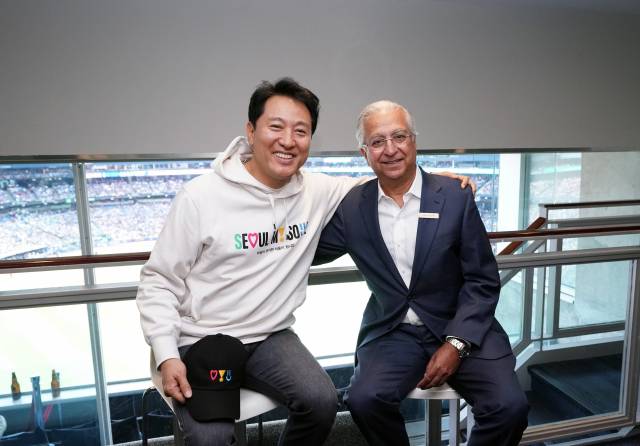 오세훈 서울시장이 16일(현지시간) 캐나다 토론토에서 아눕 이스라니 메리어트 시티 호텔 총책임자와 만나 로저스센터와 연계된 호텔 시설 브리핑을 듣고 기념촬영을 하고 있다. 사진제공=서울시