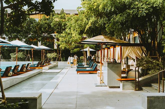 호텔 안 수영장. 크기는 작아도 한나절 수영을 즐기기엔 충분한 크기다