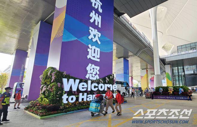 18일 항저우아시안게임이 열리는 항저우 샤오산 국제공항에 아시안게임을 홍보하는 문구가 적혀있다. 중국 항저우시에서 열리는 제19회 아시안게임은 23일 개막한다. 항저우(중국)=송정헌 기자songs@sportschosun.com/2023.09.18/