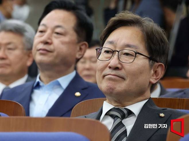 더불어민주당 차기 원내대표 선거 출마를 선언한 박범계 의원과 김두관 의원이 20일 국회에서 열린 의원총회에 참석해 자리하고 있다. 사진=김현민 기자 kimhyun81@