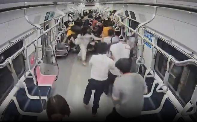 2023년 9월 6일 아침 출근시간 서울 지하철 2호선 을지로4가역에서 흉기난동이 일어난 것으로 착각한 승객들이 급하게 뛰어서 내리고 있다./서울 중부경찰서 제공