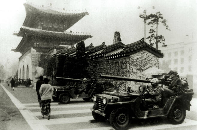 12·12 쿠데타 다음날인 1979년 12월13일 아침, 신군부 쪽의 노태우 9사단장 휘하 병력이 경복궁을 삼엄하게 지키고 있다. 자료사진