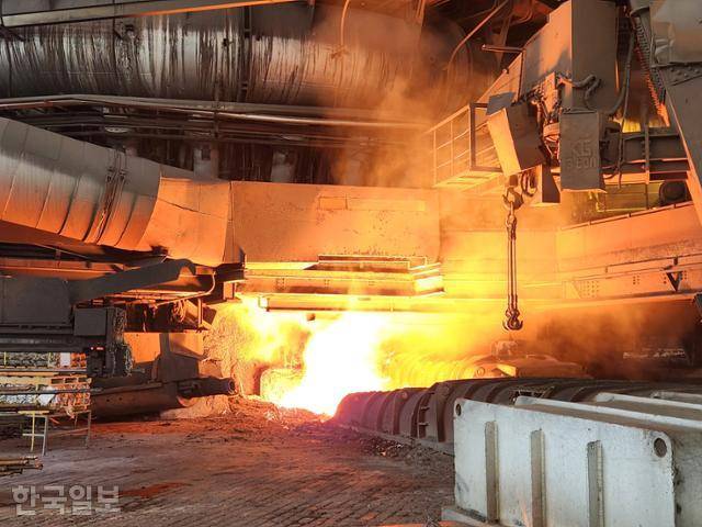 15일 오전 인도네시아 칠레곤에 있는 크라카타우포스코 용광로(고로)에서 쇳물이 쏟아져 내리며 후공정 과정으로 보내지고 있다. 칠레곤=나주예 기자