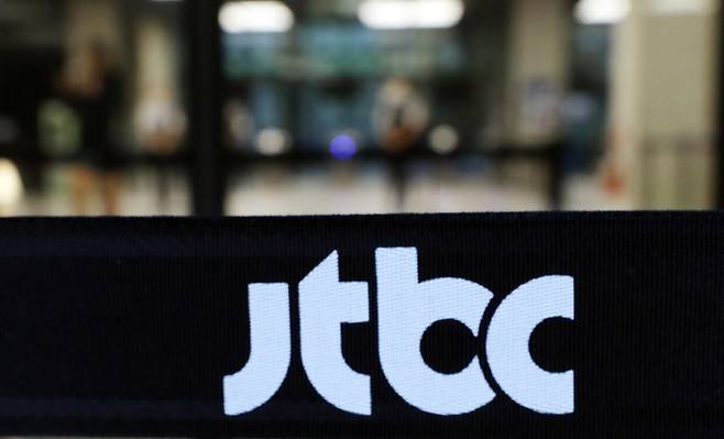 서울중앙지방검찰청 '대선 개입 여론 조작 사건' 특별수사팀 관계자들이 지난 14일 뉴스타파와 JTBC에 대한 강제수사에 착수했다. 사진은 이날 검찰 관계자들이 압수수색을 진행 중인 서울 마포구 JTBC 사옥 모습.