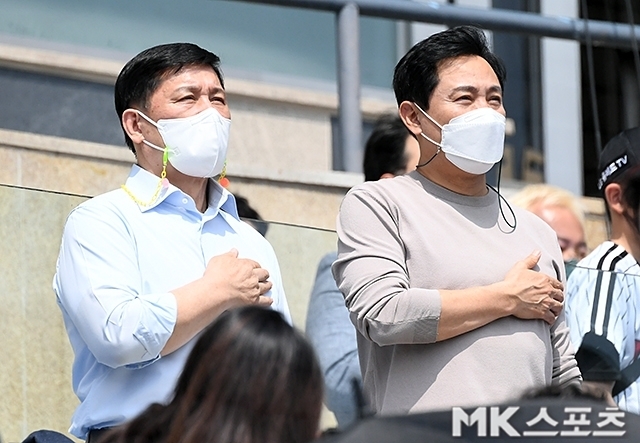 2022년 4월 24일 KBO 허구연 총재(사진 왼쪽)와 서울시 오세훈 시장(사진 오른쪽)이 잠실구장을 찾아 잠실돔 건설 문제에 대해 의논했다. 사진=천정환 기자