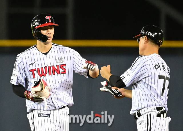 홍창기(왼쪽)./마이데일리