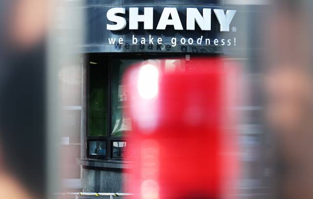 ▲지난 8월 8일 작업 중이던 근로자가 기계에 끼여 크게 다치는 사고가 발생한 SPC 계열사 경기 성남 샤니 제빵공장의 전 생산 라인이 가동 중단됐다. 사진은 이날 오후 경기도 성남시 샤니 공장 모습. ⓒ연합뉴스