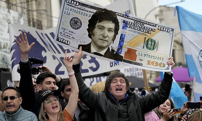 지난 12일 아르헨티나 라플라타에서 열린 집회에서 소수파 극우 정당 출신 하비에르 밀레이 대통령 후보가 선거 유세를 하고 있다. AP연합뉴스