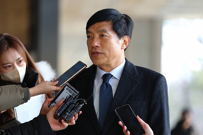 이성윤 전 서울중앙지방검찰청장이 2022년 12월16일 추미애 전 법무부 장관 시절 윤석열 당시 검찰총장을 사퇴시킬 목적으로 이른바 '찍어내기' 감찰이 이뤄졌다는 의혹과 관련해 조사를 받기 위해 서울 서초구 서울중앙지검으로 출석하며 질문에 답하고 있다. Ⓒ연합뉴스
