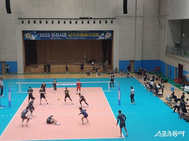 KB손해보험과 우리카드 선수들이 18일 단양국민체육센터에서 열린 ‘2023 프리시즌 남자프로배구대회‘ 2일차 제1경기를 치르고 있다. 단양 | 남장현 기자 yoshike3@donga.com