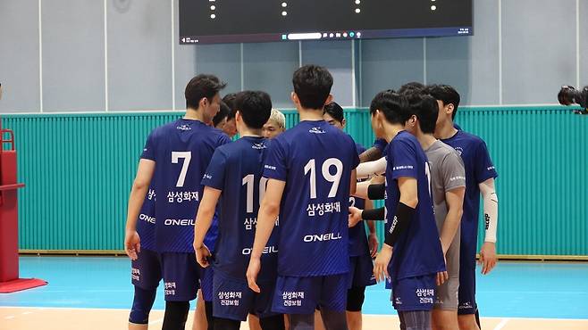 삼성화재 선수들이 프리시즌 훈련이 한창인 경기도 용인의 STC에서 연습경기를 하고 있다. 사진제공 | 삼성화재 배구단