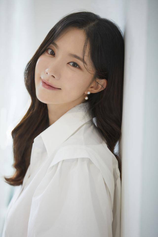 개그우먼 겸 트로트 가수 김나희가 인터뷰를 통해 다양한 이야기를 전했다. 꽃길 엔터테인먼트 제공