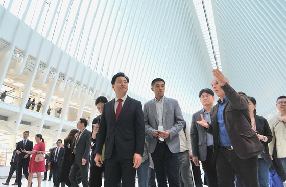 Seoul Mayor Oh Se-hoon, front left, tours the World Trade Center (WTC) Campus in New York on Monday during his weeklong trip to North America. [SEOUL METROPOLITAN GOVERNMENT]