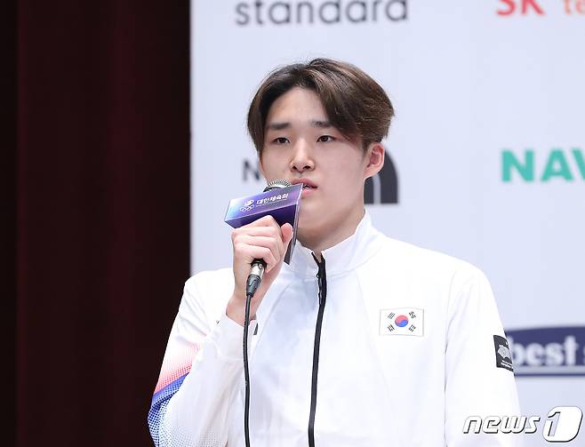 수영 국가대표 김우민이 24일 충북 진천군 국가대표 선수촌에서 열린 2022 항저우 아시안게임 D-30 미디어데이에서 취재진의 질의에 답하고 있다. 2023.8.24/뉴스1 ⓒ News1 신웅수 기자