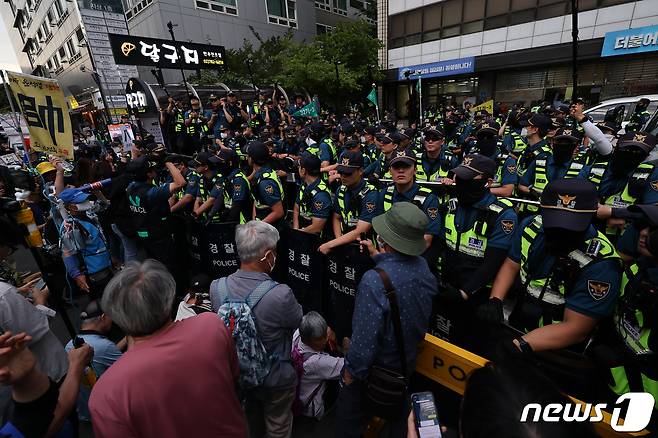 이재명 더불어민주당 대표 체포동의안이 가결된 21일 오후 서울 여의도 더불어민주당사 앞에서 이 대표 지지자들이 경찰과 대치하고 있다. 2023.9.21/뉴스1 ⓒ News1 황기선 기자