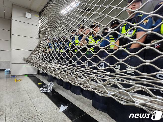 21일 더불어민주당 이재명 대표 체포동의안이 가결되자 지지자들이 국회 진입을 시도했다. 경찰은 지하철 9호선 국회의사당역 1번·6번 출구를 폐쇄했다. 경찰과 서울메트로 9호선은 이날 오후 국회 정문 인근 국회의사당역 1번·6번 출구에 경찰관 등 인력을 배치해 국회 방향 진출을 차단하고 있다. 2023.9.21/뉴스1 ⓒ News1 한병찬 기자